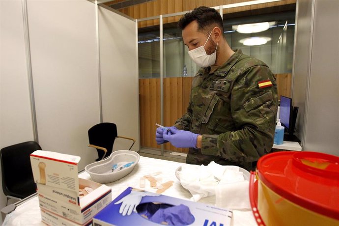 Archivo - Un militar de las Fuerzas Armadas prepara una vacuna contra el coronavirus en Palma.