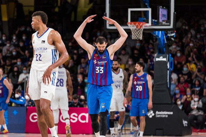 Archivo - El jugador del Bara Nikola Mirotic en un partido contra el Real Madrid en el Palau Blaugrana