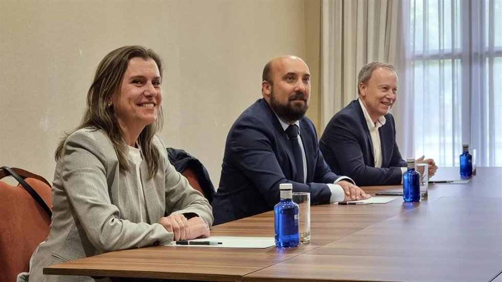 La secretaria local del PSOE de Ourense, Natalia González; el secretario de Organización del PSdeG, José Manuel Lage; y el secretario provincial del PSOE Ourensano, Rafael Rodríguez Villarino, en Santiago