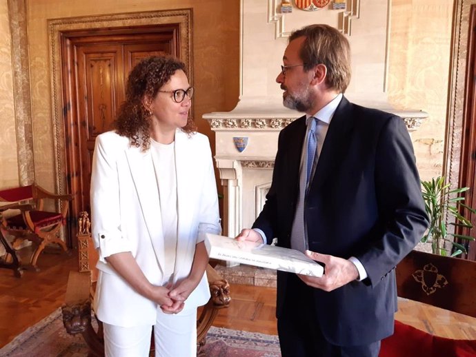 Archivo - La presidenta del Consell de Mallorca, Catalina Cladera, con el cónsul de Italia, Emanuele Manzitti.
