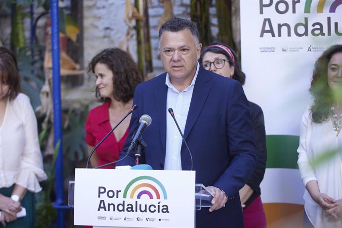 El representante de Unidas Podemos, Juan Antonio Delgado, durante la presentación de la coalición Por Andalucía, con la candidata a la presidencia de la Junta de Andalucía en la Carbonería, a 11 de mayo de 2022 en Sevilla (Andalucía, España)