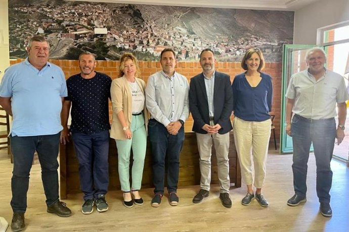 Reunión mantenida este miércoles entre el director general de Servicios Sociales, Pablo González, y los alcaldes y alcaldesas de las localidades que forman parte de la Mancomunidad Alhama Linares
