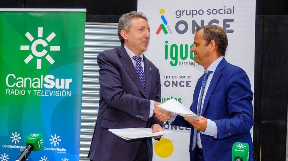 La RTVA y la ONCE firman un nuevo convenio para mejorar la accesibilidad de personas ciegas y divulgar su talento.
