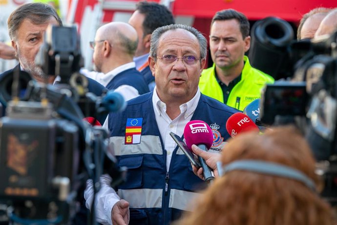 El consejero de Hacienda y Administraciones Públicas, Juan Alfonso Ruiz Molina, ha asistido al simulacro de incendio en la Catedral de Cuenca.
