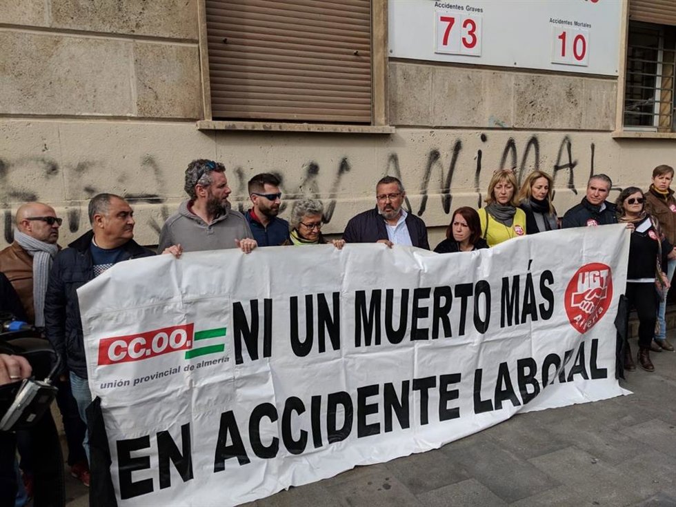 Archivo - Imagen de archivo de una concentración de UGT y CCOO para denunciar los accidentes laborales.