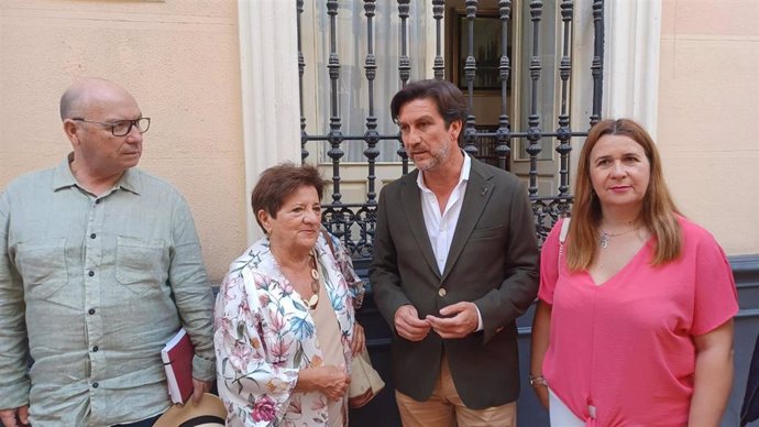El número dos de la candidatura socialista por Huelva, Enrique Gaviño, en la puerta de Mora Claros.