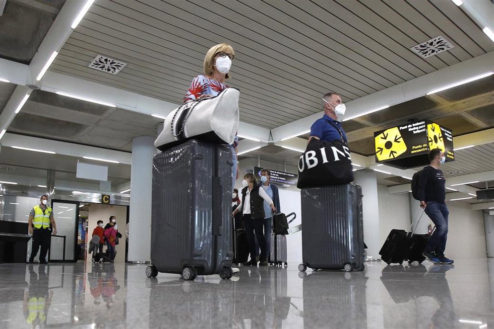 Archivo - Viajeros internacionales a su llegada al aeropuerto de Palma. 