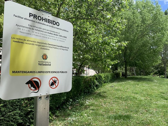 Señal sobre la prohibición de alimentar a animales en la plaza del Ejército de Valladolid.