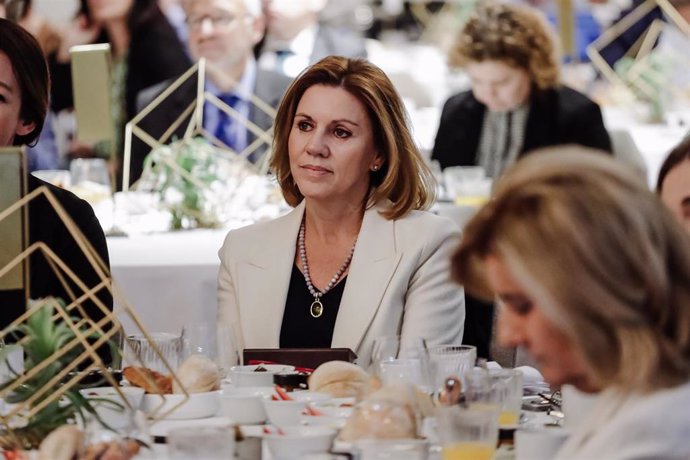 La ex secretaria general del PP María Dolores de Cospedal en un desayuno informativo de El Debate, en el Hotel Four Seasons, a 4 de mayo de 2022, en Madrid (España). Se trata del primer acto de estas características al que se enfrenta el líder del PP de