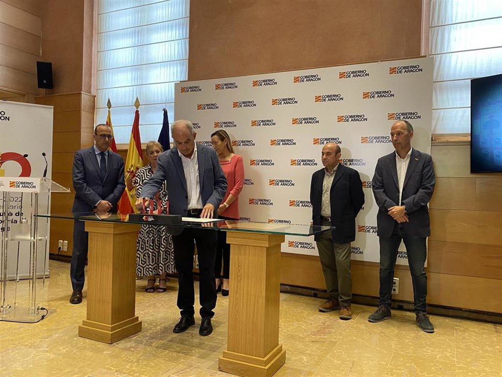 La firma se ha realizado en la Sala Jerónimo Zurita del Edificio Pignatelli.