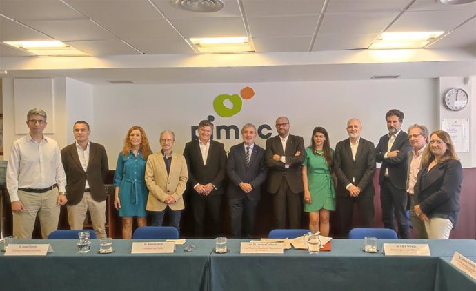 El primer teniente de alcalde de Barcelona, Jaume Collboni, y el presidente de Pimec, Antoni Cañete, junto a representantes de ambas administraciones.