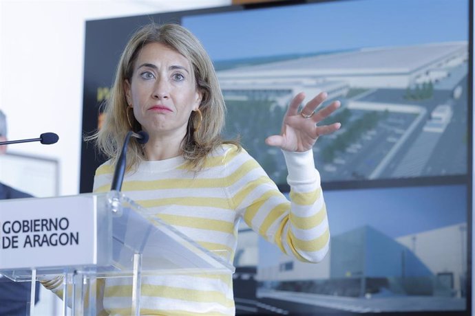 La ministra de Transportes, Movilidad y Agenda Urbana, Raquel Sánchez, en una rueda de prensa en la sede de la antigua Universidad Laboral Femenina de Zaragoza, en el polígono de Malpica.