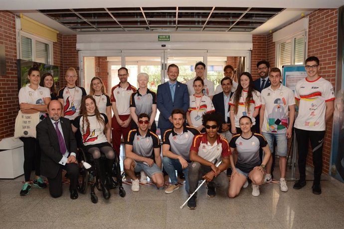 Andrew Parsons (centro) junto a varios deportistas paralímpicos en el CAR de Madrid