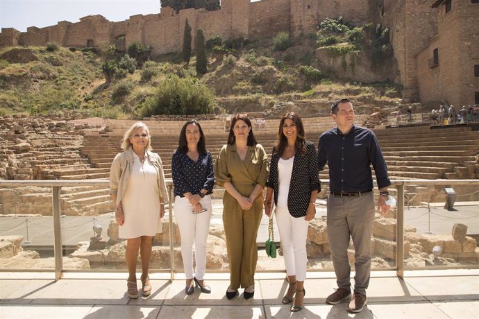 La candidata de Cs por Málaga a las elecciones andaluzas, Nuria Rodríguez, y la portavoz de Cs en el Ayuntamiento, Noelia Losada, en Málaga