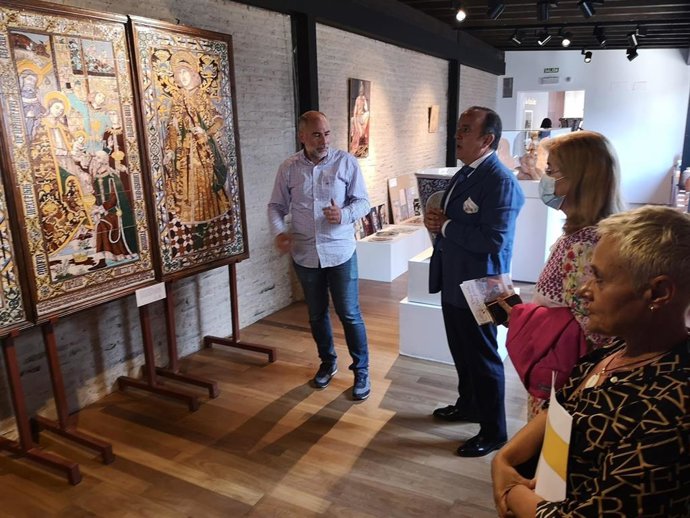El delegado de Economía, Comercio y Turismo del Ayuntamiento de Sevilla, Francisco Javier Páez, en el Museo de la Cerámica de Triana.