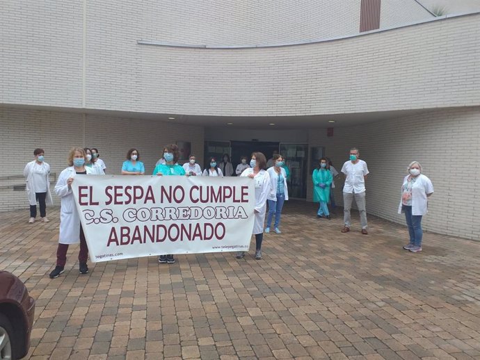 Archivo - Concentración de profesionales del Centro de Salud de La Corredoria contra su "abandono" por parte del Sespa.