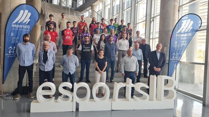 Foto de familia con la consellera de Asuntos Sociales y Deportes, Fina Santiago, tras la firma de los patrocinios.