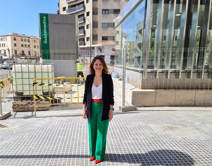 Patricia Navarro, candidata del PP al Parlamento andaluz por Málaga, en la estación de metro Guadalmedina