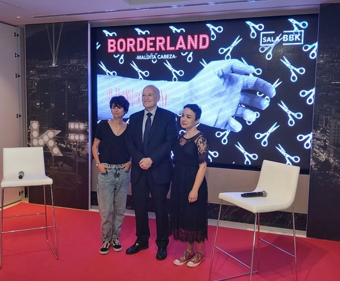 El director general de BBK, Gorka Martínez, la directora de 'Borderlan', Marta Eguilor, y la soprano Ruth González.