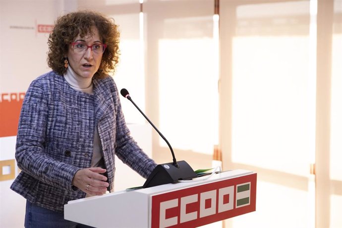 Archivo - La secretaria general de CCOO-A, Nuria López, durante la atención a medios. A 13 de diciembre de 2021, en Sevilla (Andalucía, España).