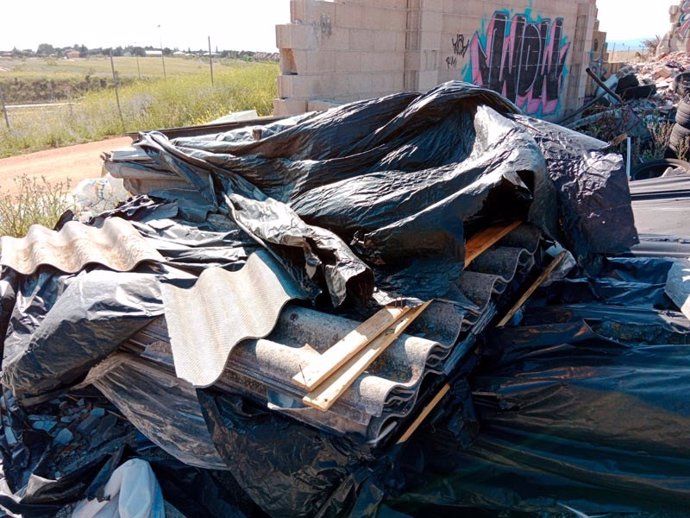 Ecologistas denuncia la aparición de unos 5.000 kilos de uralita en un camino público de Alcorcón