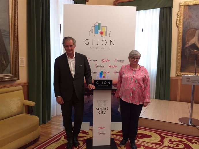 La alcaldesa de Gijón, Ana González, y el presidente ejecutivo de Acciona, José Manuel Entrecanales,  durante la presentación en el Ayuntamiento gijonés del proyecto 'Gijón Smart Light, Smart City'