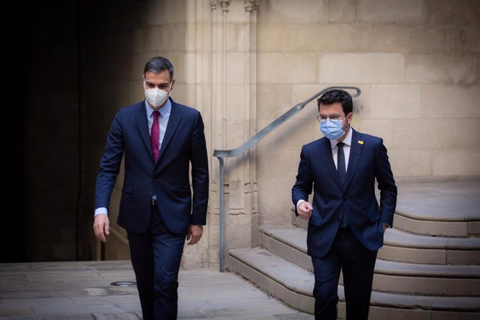 Archivo - El presidente del Gobierno, Pedro Sánchez (i) y el president de la Generalitat, Pere Aragons (d), a su salida de la reunión en el Palau de la Generalitat y antes la segunda reunión de la mesa de diálogo.