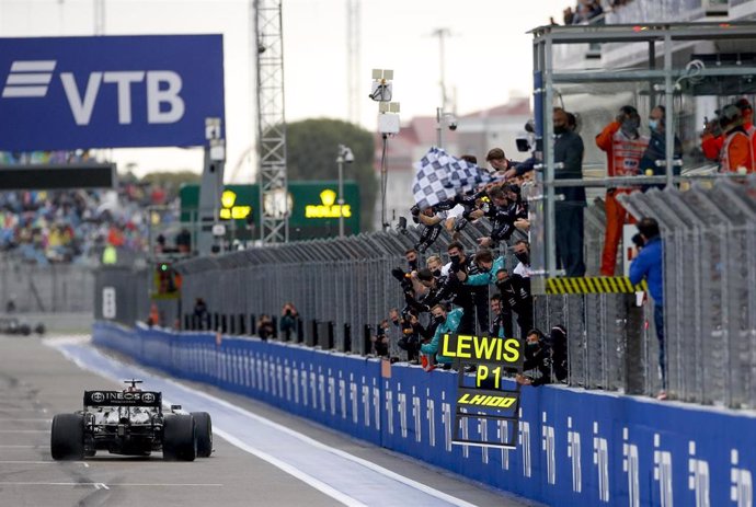 Archivo - El piloto de Fórmula 1 (Mercedes) Lewis Hamilton celebra su victoria número 100 en el Gran Premio de Rusia 2021.