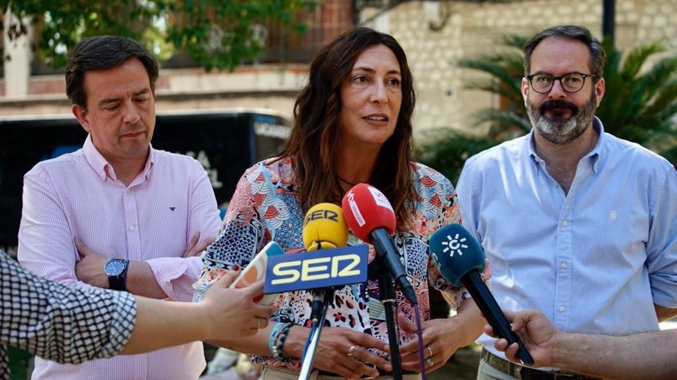 Loles López atiende a los medios junto a Adolfo Molina y Aurelio Fernández.
