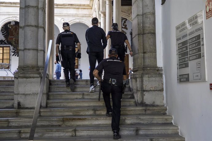 El legionario acusado de asesinar el 8 de febrero de 2020 a su expareja en Zadin es trasladado por la Guardia Civil a la Audiencia de Granada para ser juzgado (archivo).