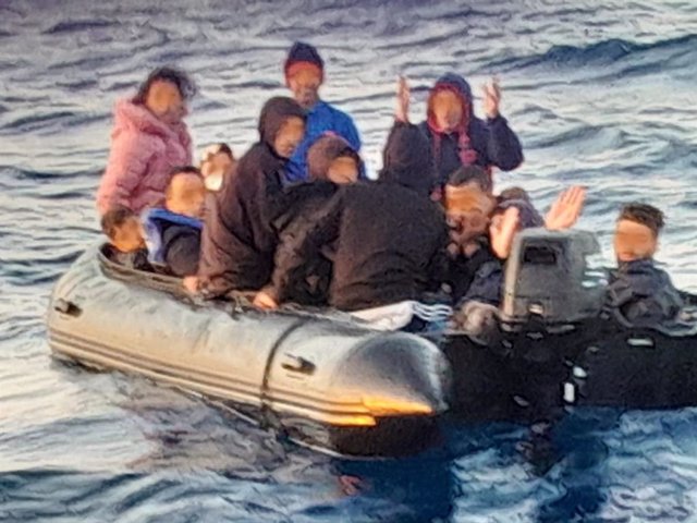 Ocupantes de la patera a la deriva rescatados por Salvamento Marítimo tras el aviso de un mercante