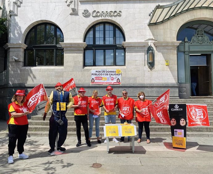 Concentración de CCOO y UGT frente a Correos en Santander