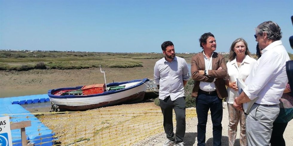 Daniel Sánchez y Ana Bertón en la marisma de Carboneros.