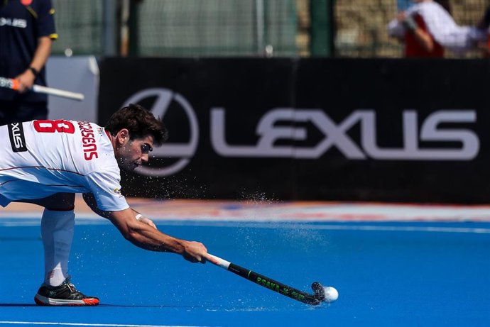 Marc Recasens ejecuta un lanzamiento durante el España-Francia de la FIH Pro League de hockey sobre hierba