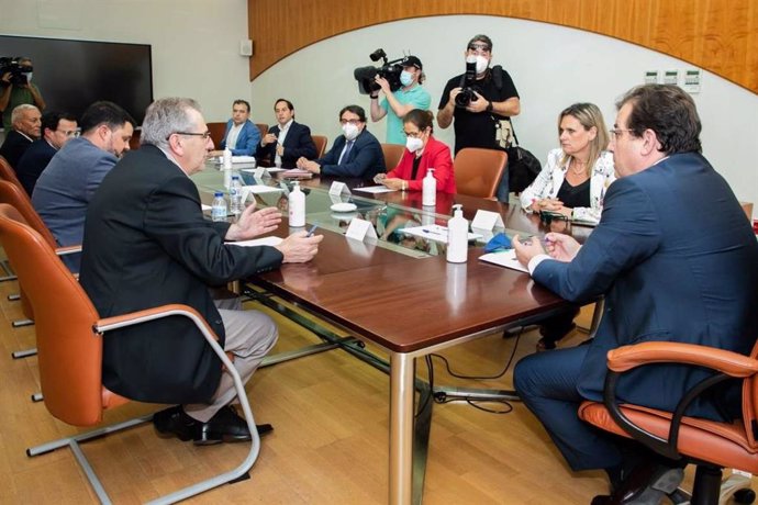 El presidente de la Junta se reúne con la nueva corporación municipal de Alburquerque