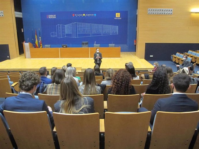 Encuentro celebrado el pasado 18 de enero en el que la presidenta del TSJCV, Pilar de la Oliva, dio la bienvenida a los alumnos de la LXXI Promoción de la Escuela Judicial