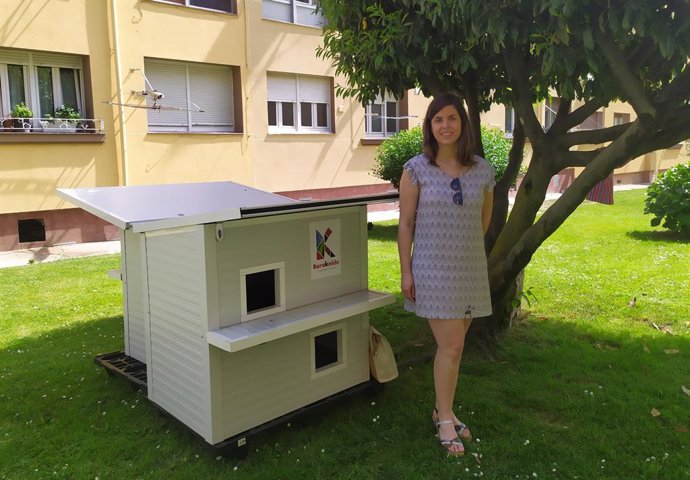 La concejal Alba Delgado junto a una de las casetas instaladas en Barakaldo para mejorar las condiciones de las colonias de gatos.