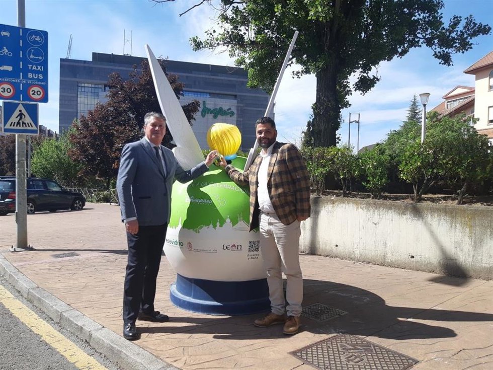 El Concejal De Desarrollo Urbano, Luis Miguel García Copete, Y El Responsable De Ecovidrio En Castilla Y León, José Carlos Agustina, Junto A Uno De Los Contenedores Decorados Instalados En León.