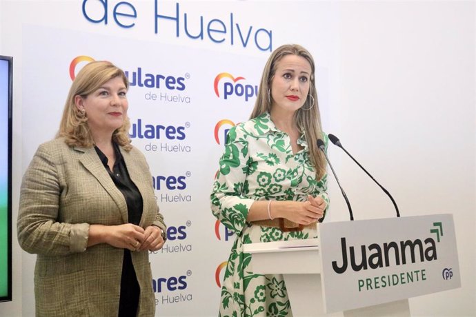 La candidata número tres del PP por la provincia de Huelva a las próximas elecciones andaluzas, Bella Verano, (drcha) y la popular y miembro de la lista Berta Centeno.