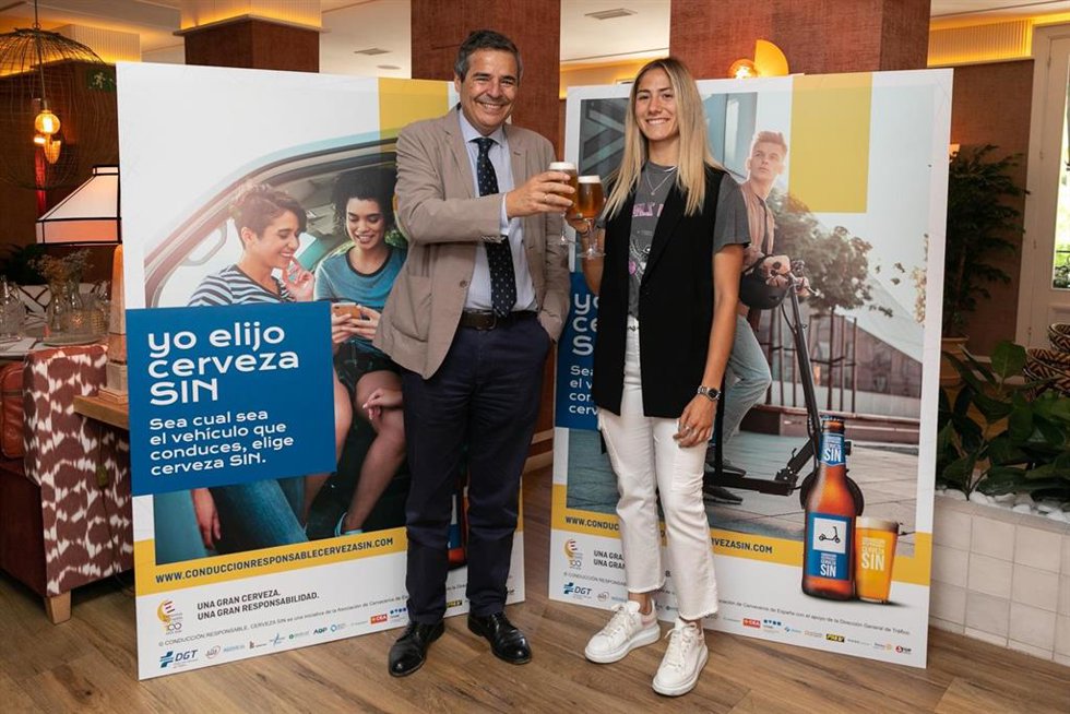 Laia Aleixandri, jugadora del Atlético de Madrid, junto a Jacobo Olalla, director general de Cerveceros de España