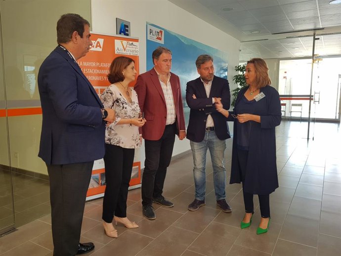 José Luis Soro y Mayte Pérez visitan el Aeropuerto de Teruel.