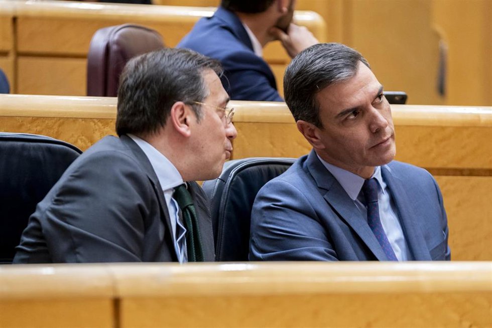 El ministro de Asuntos Exteriores, Unión Europea y Cooperación, José Manuel Albares, y el presidente del Gobierno, Pedro Sánchez