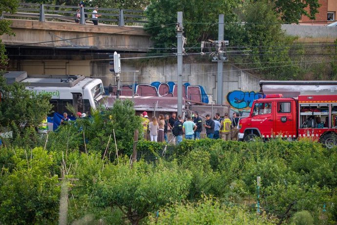 Accidente entre un tren de mercancías y un tren de pasajeros en una estación de Ferrocarrils de la Generalitat de Catalunya, a 16 de mayo de 2022, en Sant Boi, Barcelona, Cataluña (España). El maquinista de uno de los trenes ha fallecido en el accidente
