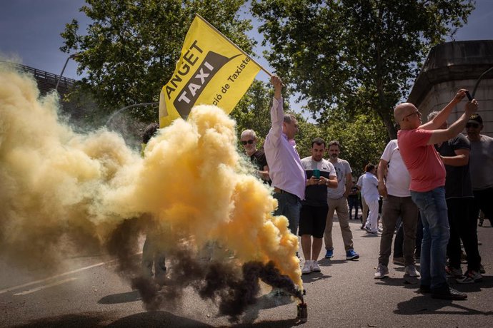 Un taxista encén un pot de fum durant la protesta al Parc de la Ciutadella.