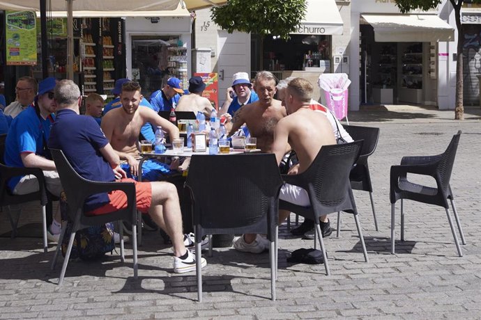 Aficionados bebiendo cerveza en un bar durante la previa de la final de la UEFA Europa League en Sevilla 