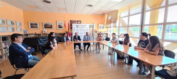 Un acuerdo de colaboración suscrito este miércoles en el Edificio Multidepartamental de la UAH, por el alcalde, Alberto Rojo, y el rector de la Universidad de Alcalá, José Vicente Saz