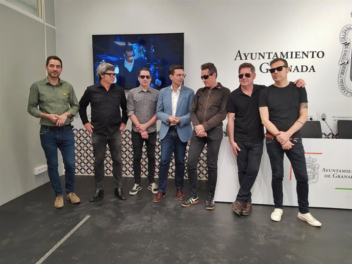 El alcalde de Granada, Francisco Cuenca, junto a 091.