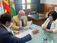 Pérez y Aguirre (PP) analizan con entidades contra el cáncer de Villanueva del Ariscal (Sevilla) "necesidades y avances"