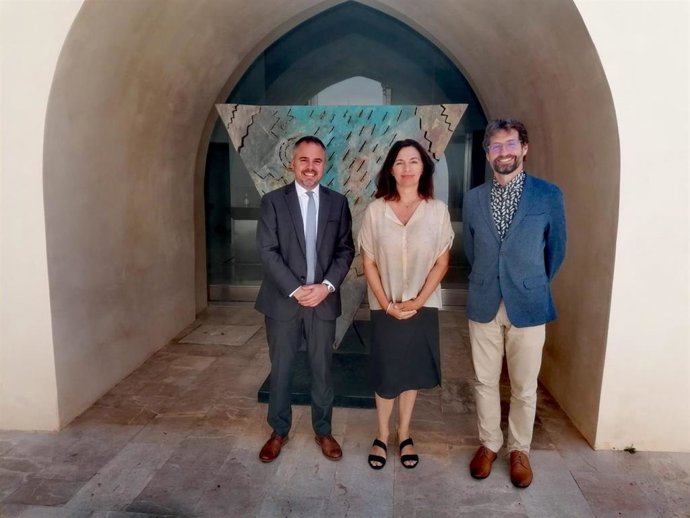 El director general de Relaciones Exteriores de la Eurorregión, Antoni Vicen; la directora general de Cultura, Catalina Solivellas, y el director de la Eurorregió, Xavier Bernard.