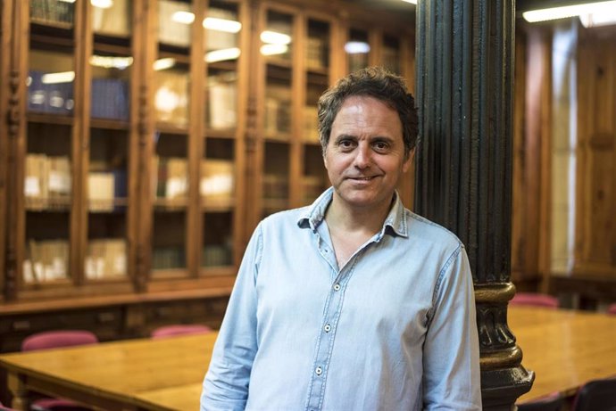 Archivo - El escritor Domingo Villar, en la biblioteca de la Escuela Municipal de Artes y Oficios de Vigo.